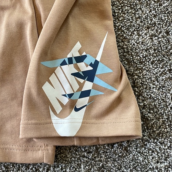 NEW! LIGHT BLUE AND TAN 2-PIECE T-SHIRT & SHORTS SET. SIZE 7. BOYS. - Picture 3 of 8